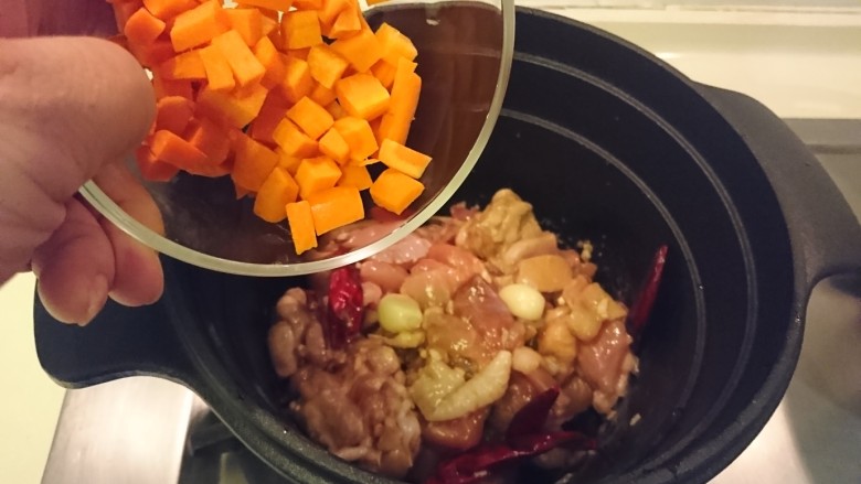 一鍋兩菜！
金針菇卷+宮保雞丁,加入紅蘿蔔丁。