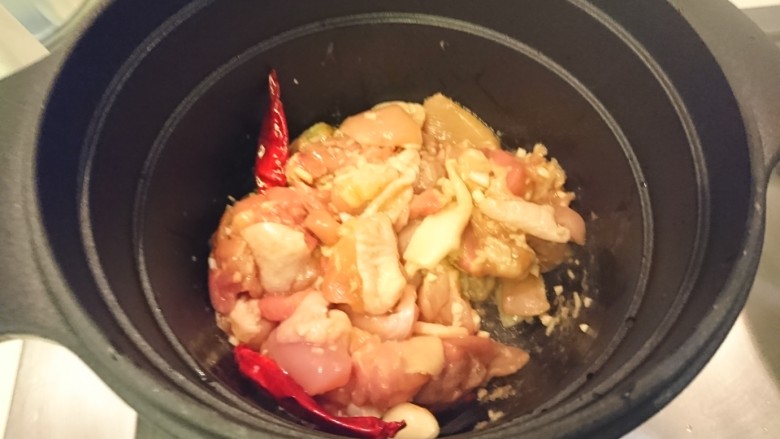 一鍋兩菜！
金針菇卷+宮保雞丁,拌炒下讓雞腿肉都沾上豬油。