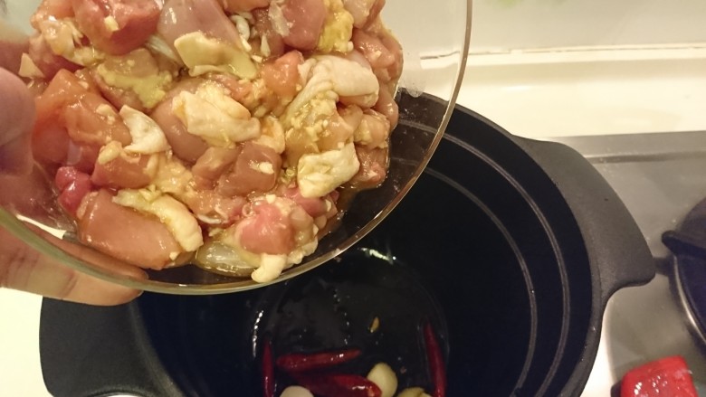 一鍋兩菜！
金針菇卷+宮保雞丁,放入醃好的雞腿肉。