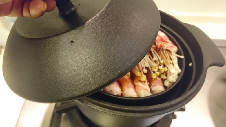 一鍋兩菜！
金針菇卷+宮保雞丁,外鍋蓋蓋上。