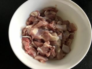 玉米浓汤,鸡腿肉去皮去骨切丁，放上适量的盐和玉米油，腌半小时。