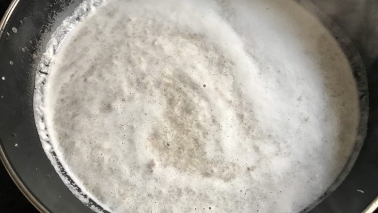 玉米浓汤,锅里的东西用料理棒打碎。