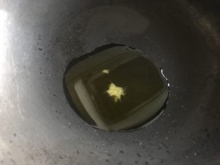 玉米浓汤,黄油放入锅里融化。
