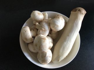 玉米浓汤,煮玉米的时候可以准备蘑菇，把白草菇和杏鲍菇洗干净备用。