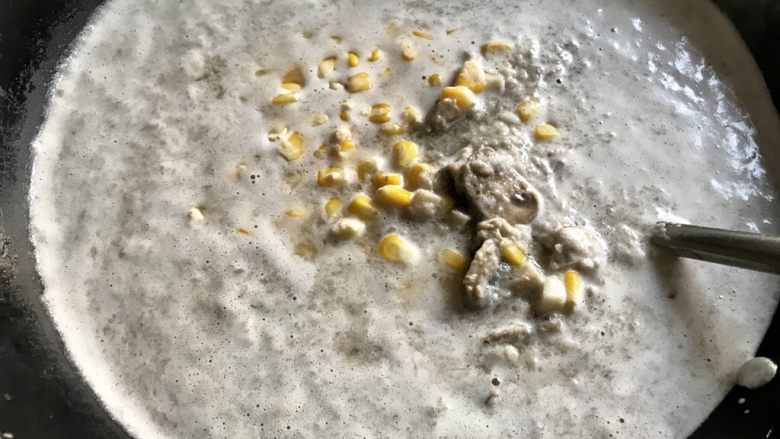 玉米浓汤,再把捞出的东西和玉米粒都倒入锅里。
