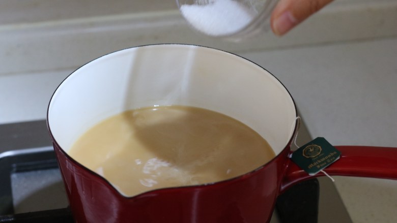 不用去香港也能喝上正宗的港式奶茶,4、取出茶包（如果用茶叶就用滤网过滤一遍）
放炉灶上开小火，加入15~20g白砂糖（依个人口味添加），用汤匙搅拌至白砂糖完全溶解，加热的奶茶保持锅边起小泡即可，无需煮大开。
