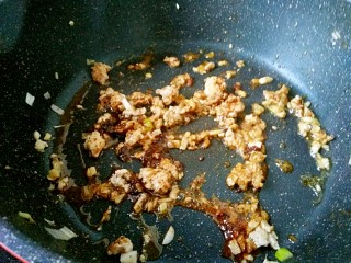 鱼香茄子,锅烧热，放油，先放肉炒，然后再放入葱姜蒜末，炒香。接着加一勺郫县豆瓣酱进去炒。