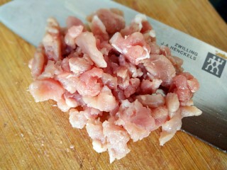 鱼香茄子,准备好的猪肉也切末备用。