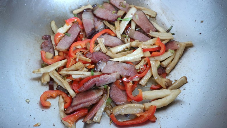 下饭利器～萝卜干彩椒烧腊肉,最后放入彩椒翻炒均匀，即可关火出锅。