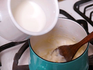 芝滋味浓滴【培根蘑菇白酱意面】,分三次加入牛奶，翻拌均匀
