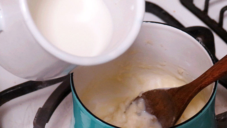 芝滋味浓滴【培根蘑菇白酱意面】,分三次加入牛奶，翻拌均匀