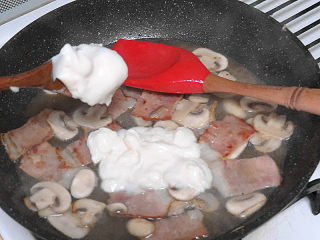 芝滋味浓滴【培根蘑菇白酱意面】,放入白酱，搅拌融合均匀
