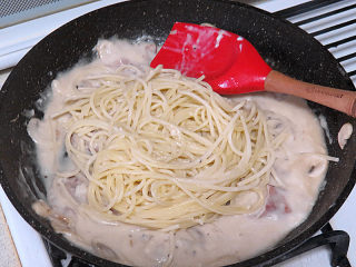 芝滋味浓滴【培根蘑菇白酱意面】,放入煮好沥干的意大利面，用筷子搅拌使酱汁和面混合均匀，随即关火