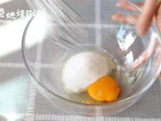 12月是什么颜色的？贝壳蛋糕来告诉你,鸡蛋加糖，用手动打蛋器打匀。