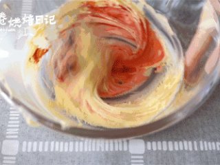 12月是什么颜色的？贝壳蛋糕来告诉你,一半加入红丝绒香精，拌匀。如操作时温度太低，可以坐温水拌匀，以免面糊太过浓稠。