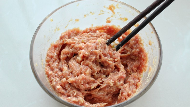 小白菜丸子汤,用筷子一个方向搅拌至肉馅上劲儿