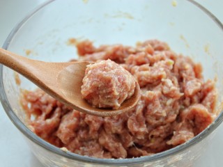 小白菜丸子汤,锅中添清水烧开，用汤匙舀适量肉馅团成丸子形状