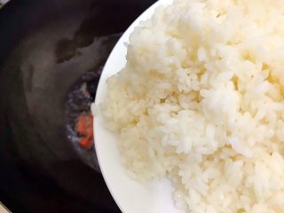 炒饭秀～黄金混蛋炒饭,入米饭