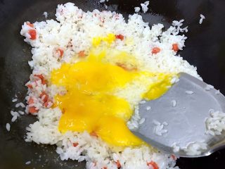 炒饭秀～黄金混蛋炒饭,用锅铲把鸡蛋液铺开来