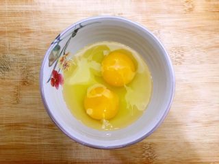 炒饭秀～黄金混蛋炒饭,鸡蛋打入碗内，不要打散，备用