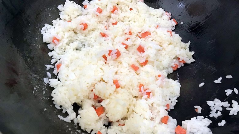 炒饭秀～黄金混蛋炒饭,翻炒均匀，尽量把米饭打散