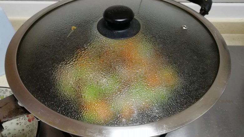 西芹香干炒胡萝卜,锅里焖到锅盖有大水珠，起锅