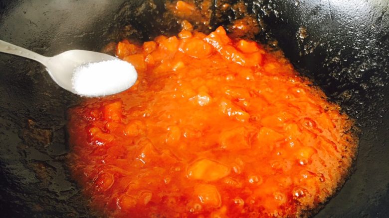 #炒饭秀# 番茄虾仁炒饭,熬出红油，放入少许的盐调味。