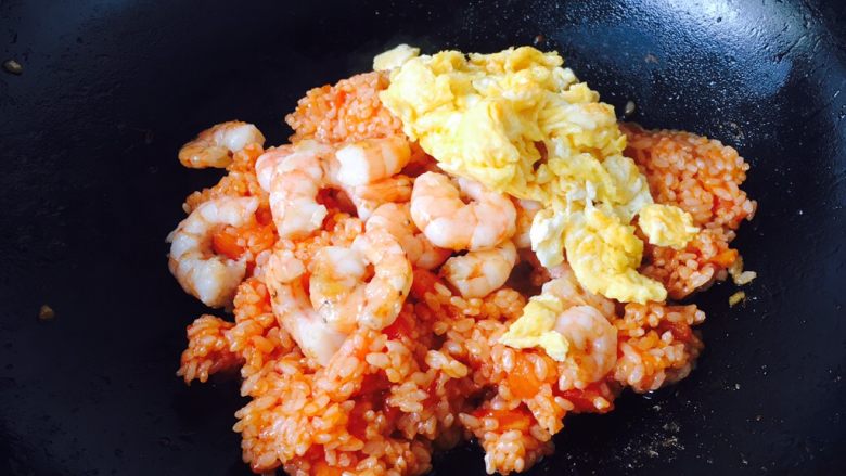 #炒饭秀# 番茄虾仁炒饭,放入炒好的虾仁和炒好的鸡蛋，翻炒均匀即可。
