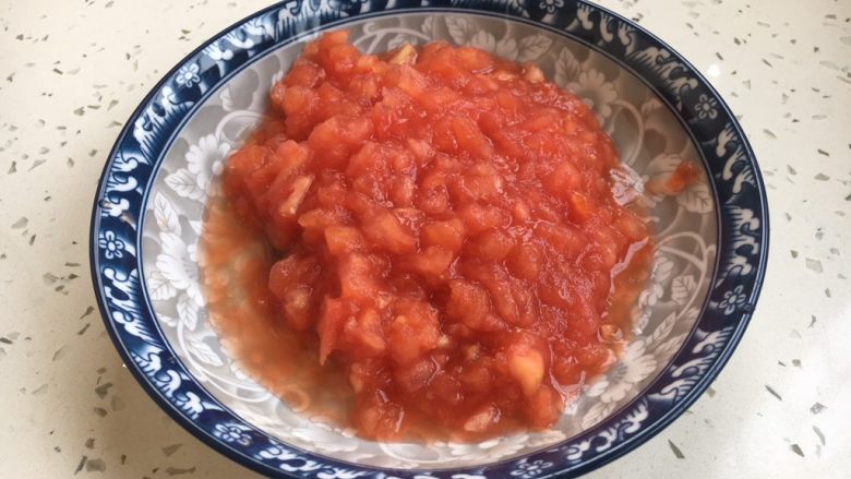 #炒饭秀# 番茄虾仁炒饭,把番茄切成丁。