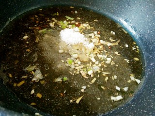 糖醋排骨,将之前蒸排骨碗里的汤倒入锅中，在加白糖，生抽，老抽，料酒
