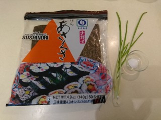 親子丼,壽司用海苔、蔥（最後白色是鹽巴…我沒用她）
