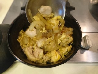 親子丼,添好飯（忘記拍了…sorry）
將鍋裡的雞肉、蛋、洋蔥分3份，鋪到飯上，湯汁也要哦。
