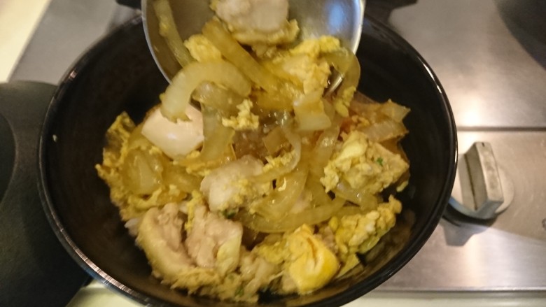 親子丼,添好飯（忘記拍了…sorry）
將鍋裡的雞肉、蛋、洋蔥分3份，鋪到飯上，湯汁也要哦。