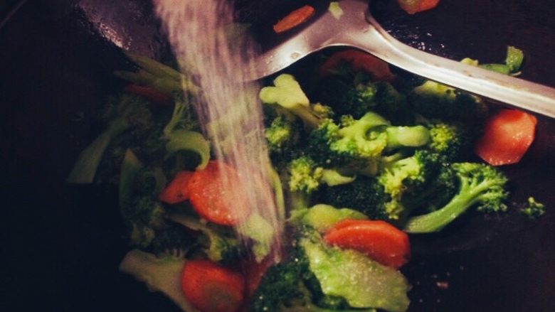  [ 营养菜谱 ] 胡萝卜🥕西蓝花,加入2g盐翻炒均匀。