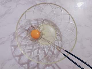 海苔肉松沙拉夹心蛋糕,在干净无油的盆里，把蛋清蛋黄分离备用