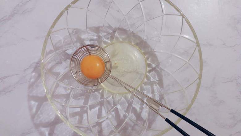 海苔肉松沙拉夹心蛋糕,在干净无油的盆里，把蛋清蛋黄分离备用