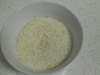 糊涂大米,大米洗净盛入碗中。