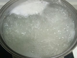 糊涂大米,锅中放入适量水，水开后放入大米、红薯煮20分钟。