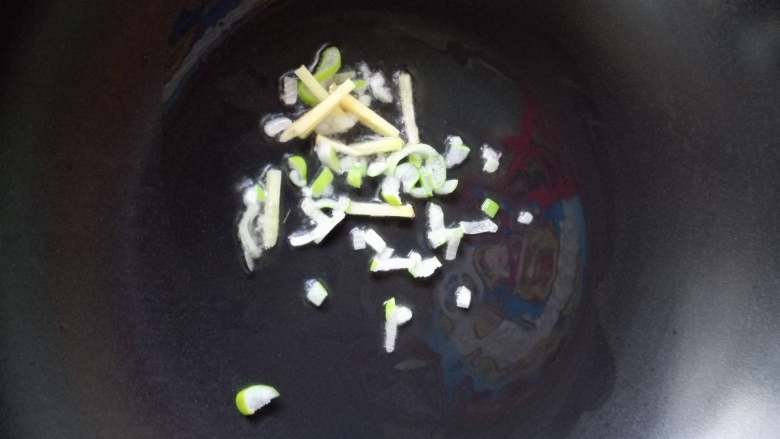 玉米豌豆虾仁,锅内倒好油，把葱和姜倒入爆香，