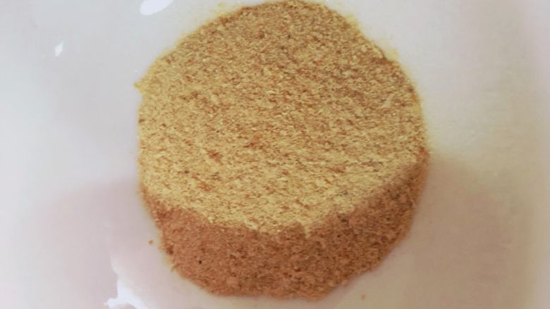     宝宝辅食之补钙小零食—�虾条饼干,用料理机打成虾皮粉，取7g备用。