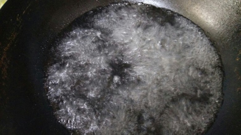香菇烧油菜,锅中放入适量清水，放入适量盐烧开