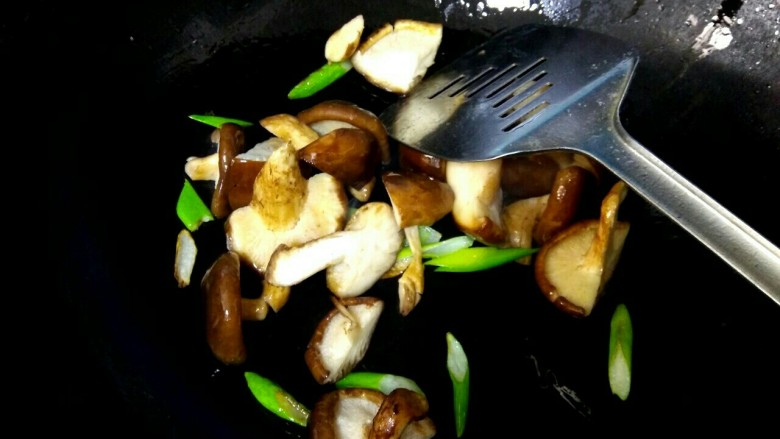 香菇烧油菜,放入香菇翻炒
