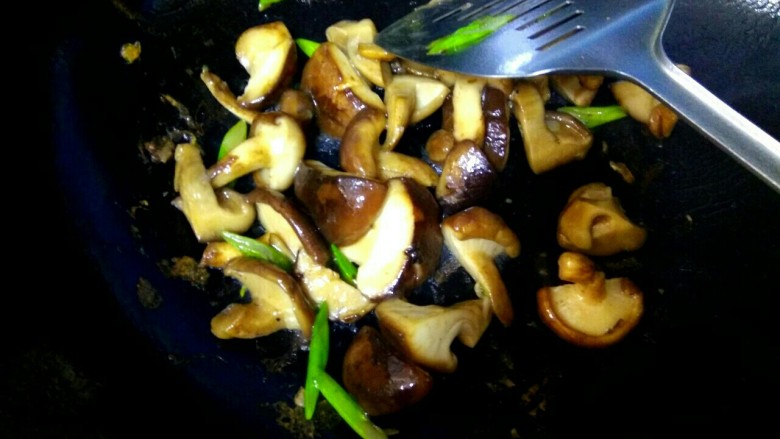 香菇烧油菜,翻炒香菇至变软