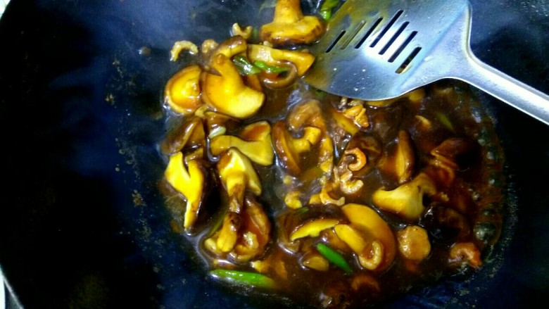 香菇烧油菜,汤汁变粘稠关火