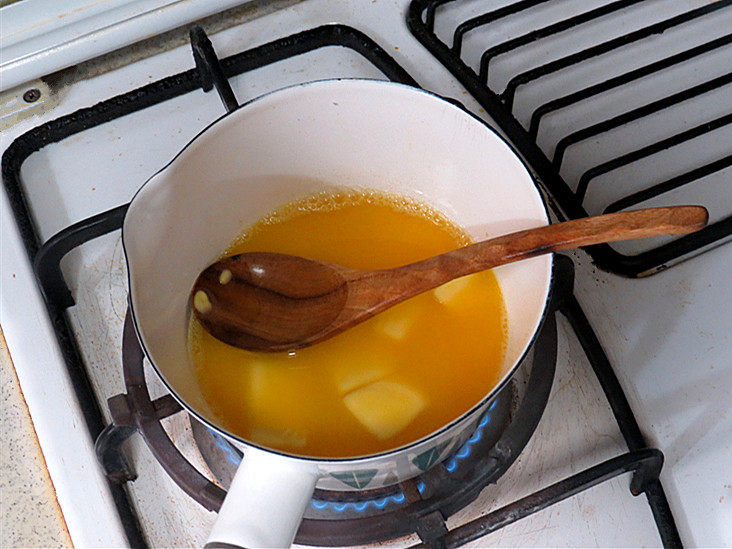 小嶋老师的经典费南雪蛋糕,制作焦化黄油：取85克黄油放入锅内(焦化后黄油量会变少)，另外一定要准备一盘凉水放旁边备用。中火进行加热，黄油会慢慢融化