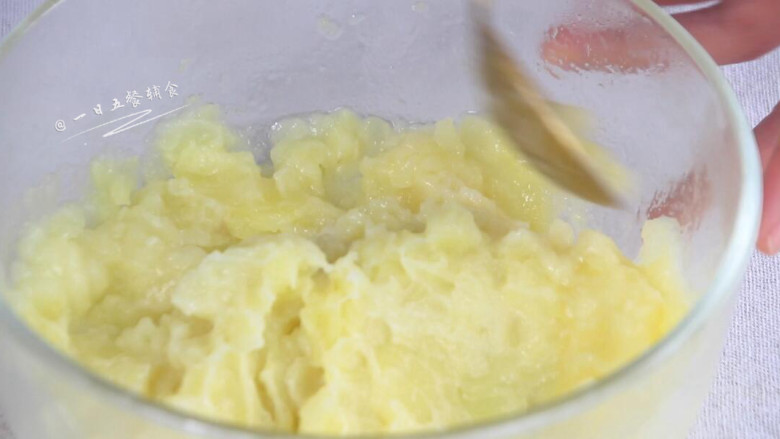 奶香土豆泥,用勺子捣碎成土豆泥。
