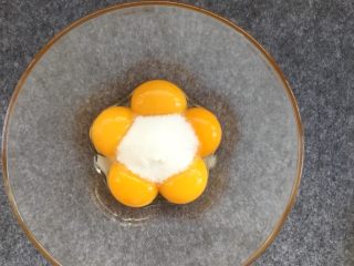 大理石戚风蛋糕,蛋黄中放入25克细砂糖，用蛋抽搅拌均匀。