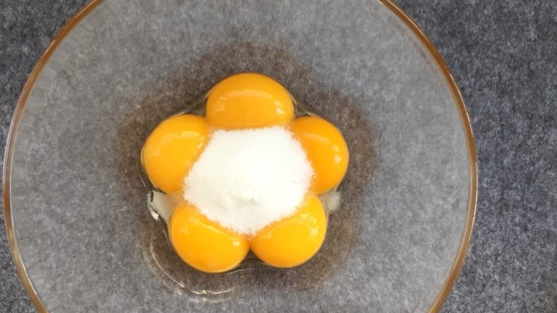 大理石戚风蛋糕,蛋黄中放入25克细砂糖，用蛋抽搅拌均匀。