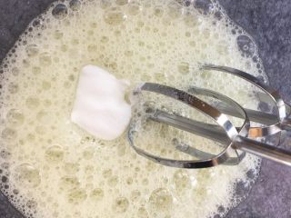 大理石戚风蛋糕,蛋白打发至鱼眼泡时第一次加入细砂糖。
50克细砂糖分3次加入。 