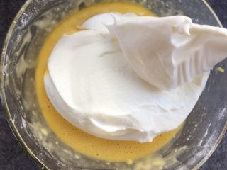 大理石戚风蛋糕,取三分之一蛋白糊放入蛋黄糊中，用刮刀搅拌，炒菜的手法搅拌均匀。不要画圈搅拌，避免消泡。 